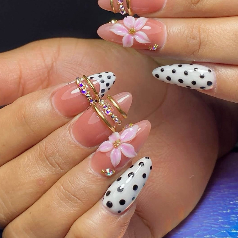 Almond-shaped white polka dot French-style detachable false nails with 3D floral design, gold-plated and diamond-studded Almond-shaped white polka dot French-style detachable false nails with 3D floral design, gold-plated and diamond-studded