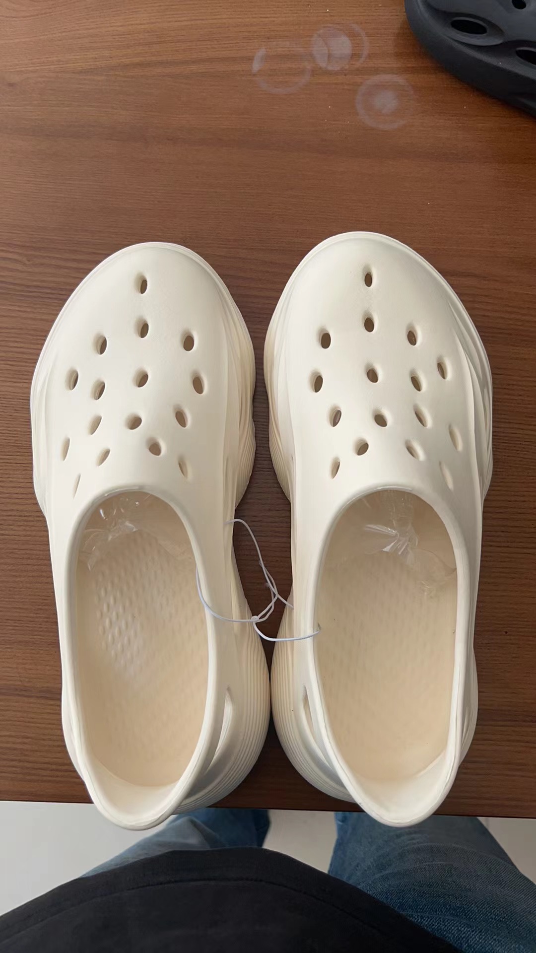 Nuevos zapatos con agujeros, zapatos de vadeo de playa para hombre, sandalias deportivas al aire libre, zapatos de conducción ligeros y de suela suave, transpirables y duraderos