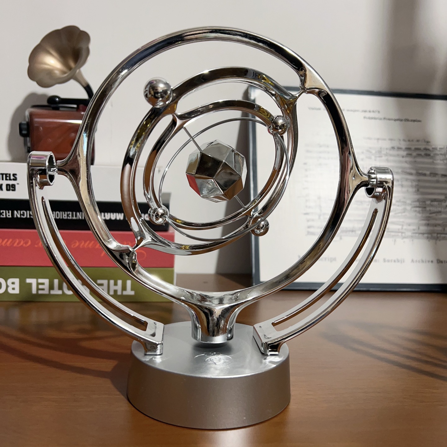 Máquina de movimiento permanente de adornos caóticos Newton balancea la pelota balancea el balanceo de la Oficina de escritorio y la decoración del hogar física