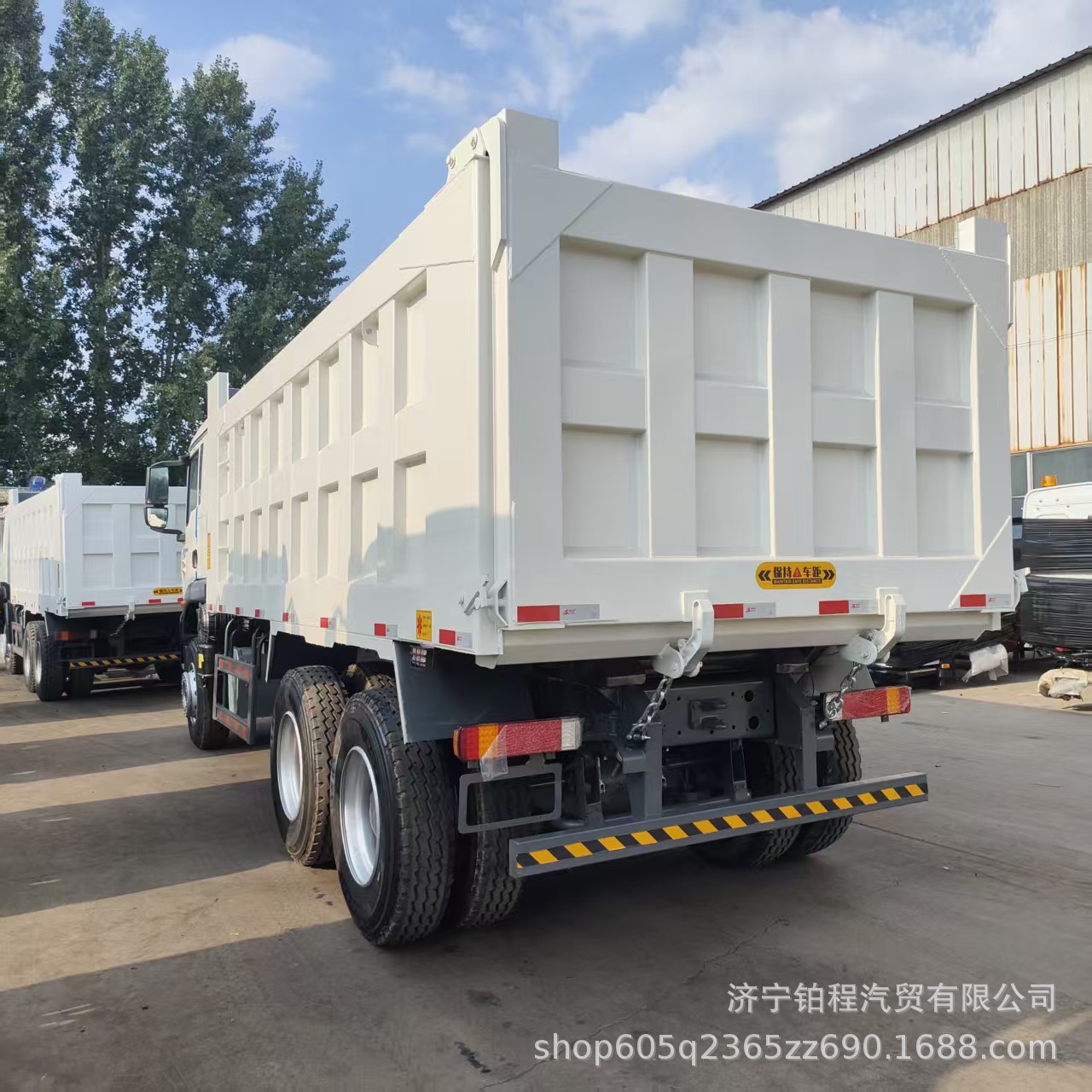Export to Africa for cross-border sales of used HOWO dump trucks, heavy-duty dump trucks, with left and right steering options available