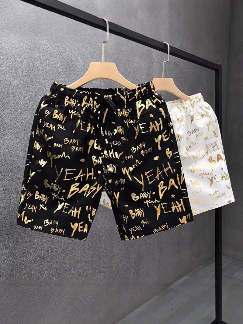 Pantalones cortos de impresión dorada populares para hombres de verano delgados pantalones de cinco puntos para hombres fuera de casa para usar pantalones de playa pantalones de pantalones de pantalones de gran tamaño