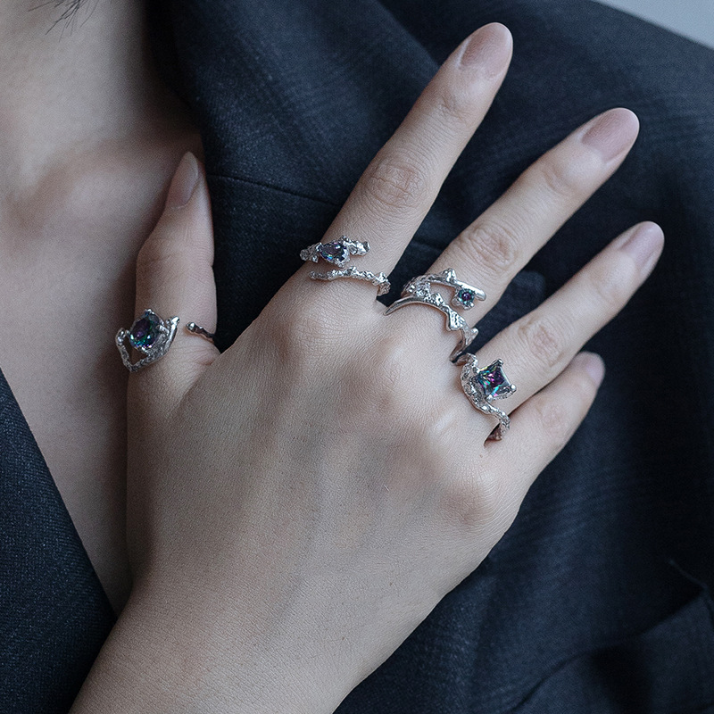 A niche design with minimalist irregular zirconia inset design, cool style opening ring, a personalized and fashionable_voghion.com