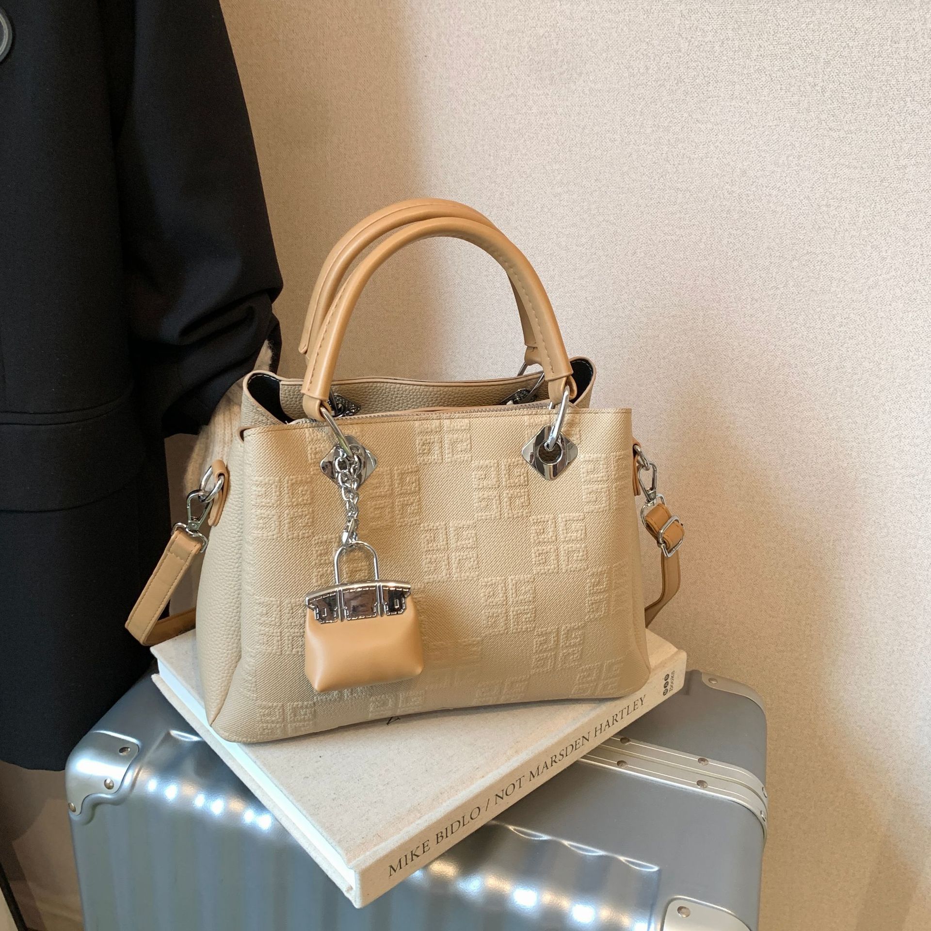 Bolsa de mano transfronteriza nueva alta sensación de bolso pequeño relieve de alto valor de la cara, moda versátil bolso de hombro extranjero bolso de mochila