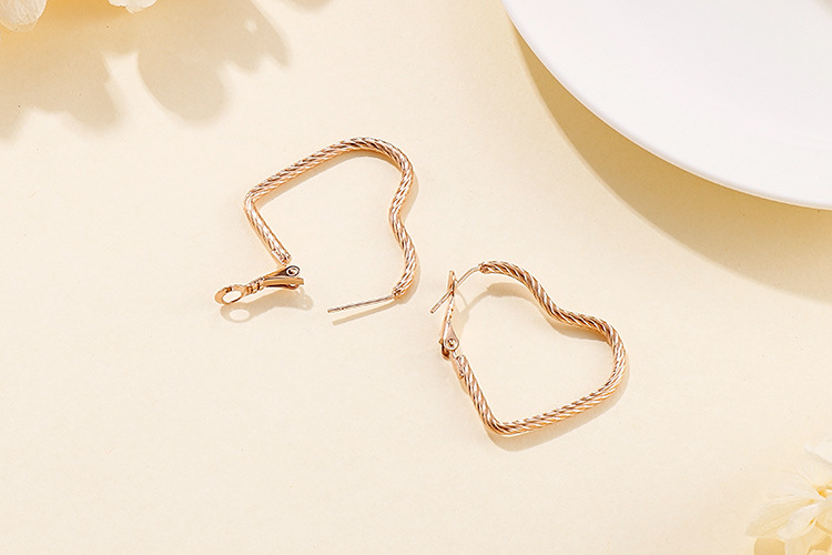 Fashion Heart Plating Titanium Steel 18K Gold Plated Earrings display picture 3