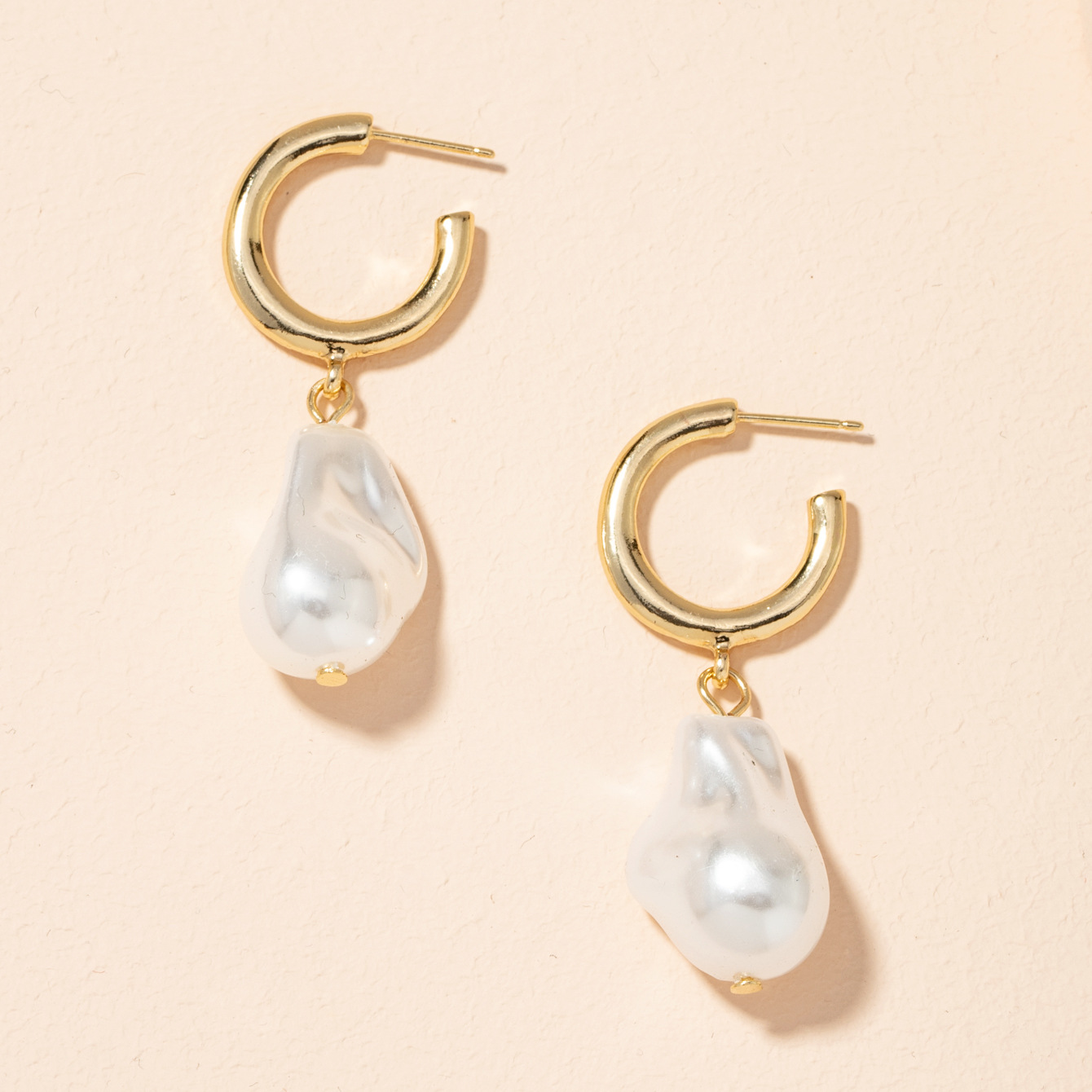 Fashionable Baroque Pearl Earrings display picture 3