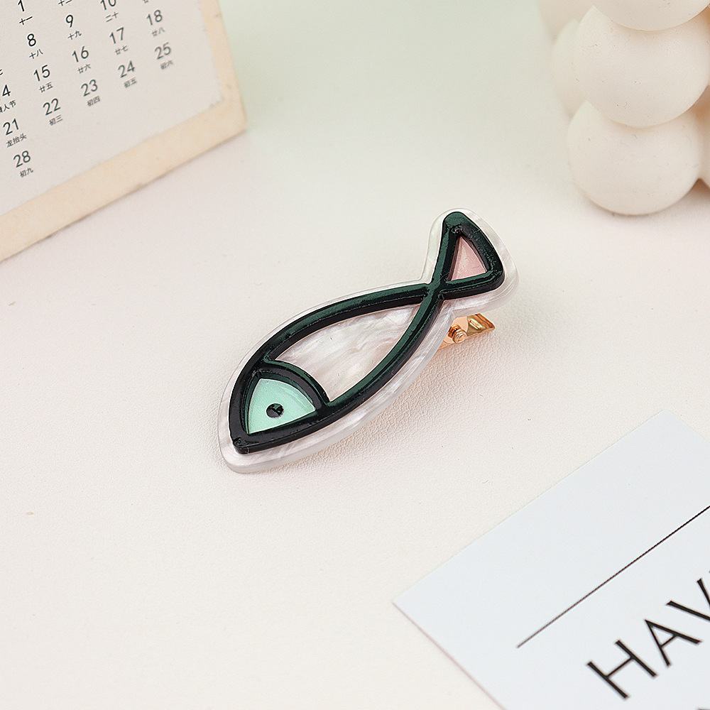 녹색 눈의 분홍색 몸체 물고기