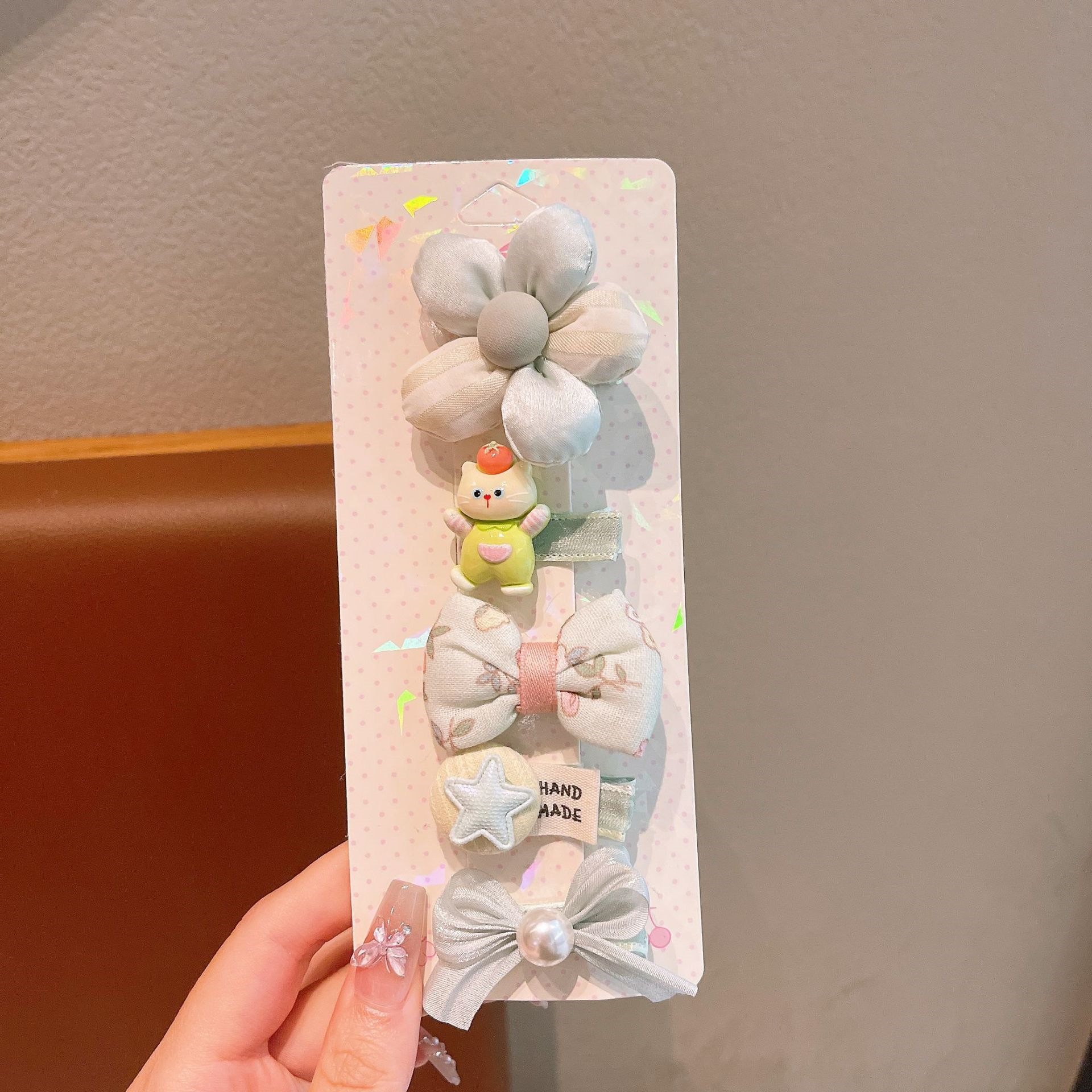 Caricatura encantadora para niños nuevo todo incluido niñas arco estriado tarjeta lateral para el cabello frisa pinzas para el cabello adornamiento
