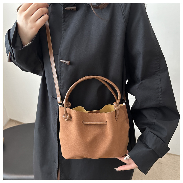 225g Weight Polyester Lining Material Sewing Thread Fashion Element Zipper, Magnetic Buckle Closure Type Top Handle Strap Type Handbag Bags Type Daily Occasion Pu Leather Material Solid Color Pattern All Seasons Season Women's Gender Classic Style Style Bucket Shape Medium Size Women's Medium Pu Leather Solid Color Classic Style Sewing Thread Bucket Zipper Magnetic Buckle Handbag 3
