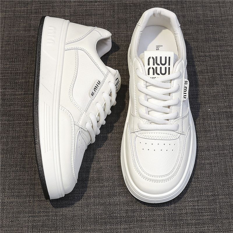 Pequeños zapatos blancos para chicas primavera y otoño plano fondo grueso 2025 verano nuevo fondo blando simple papá zapatos de skate casuales