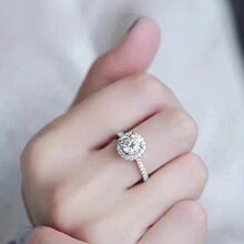 pt950铂金蛋糕围钻圆包莫桑石戒指求婚结婚克拉钻戒女四爪18K白金