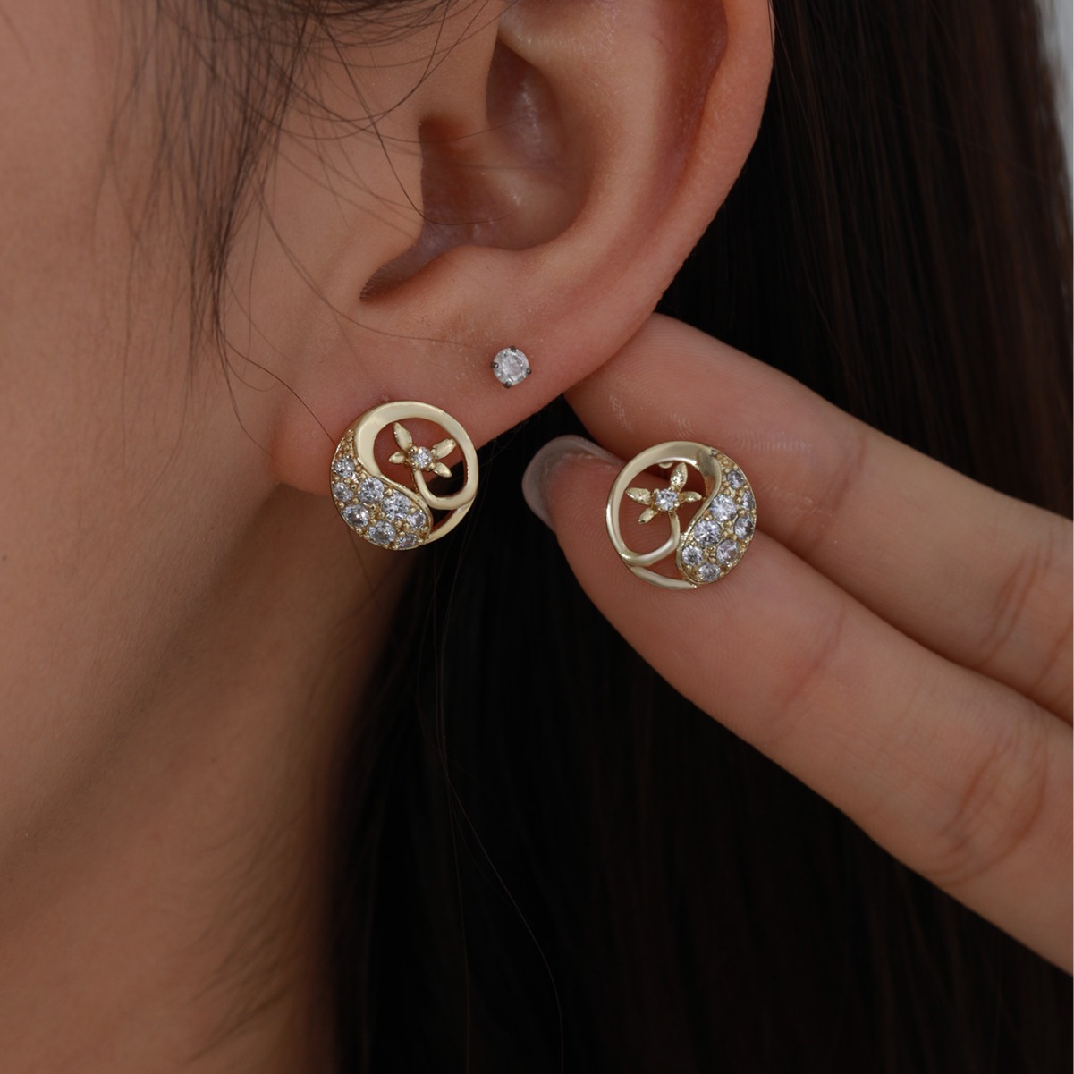 Xuping personalidad japonesa y coreana pendientes de nicho para mujeres pequeñas flores exquisitas huecadas micro pendientes de piedra