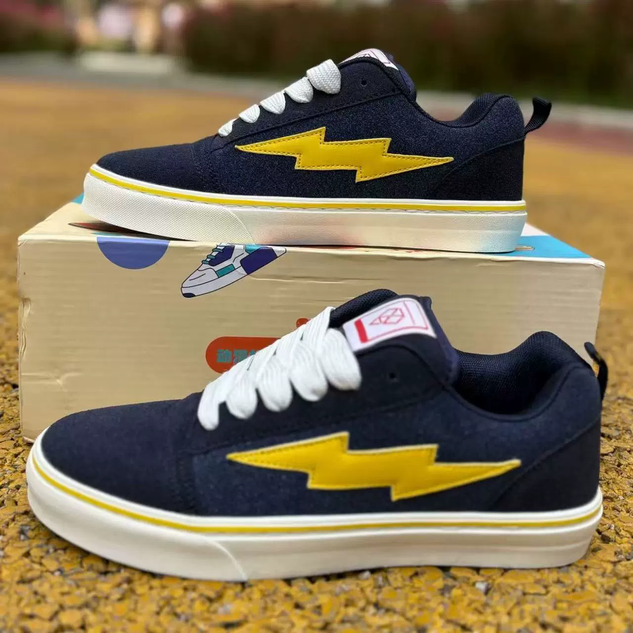 2025新款闪电图案帆布鞋男女百搭休闲板鞋