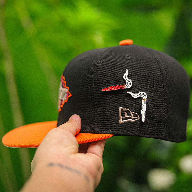 Amazon creativo minimalista dibujos animados cigarro forma insignia personalidad gorra de golf gorra de béisbol accesorios de cigarrillos insignia de gorra