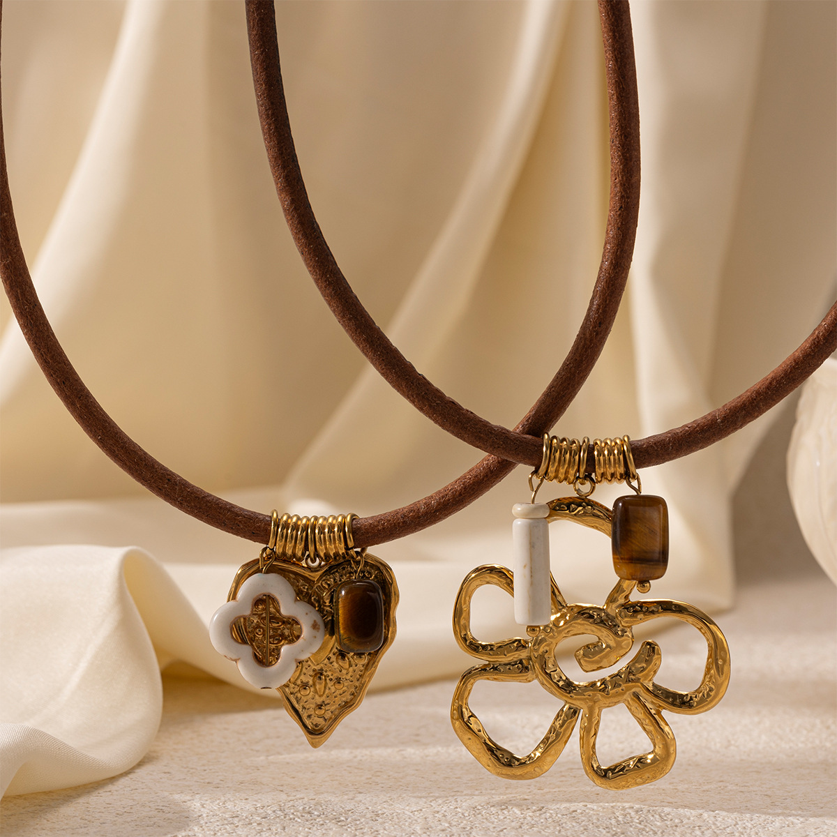 Collar de colgante de acero inoxidable de la UE y los Estados Unidos, collar de cuerda de cuero hueco, joyas transfronterizas para mujeres