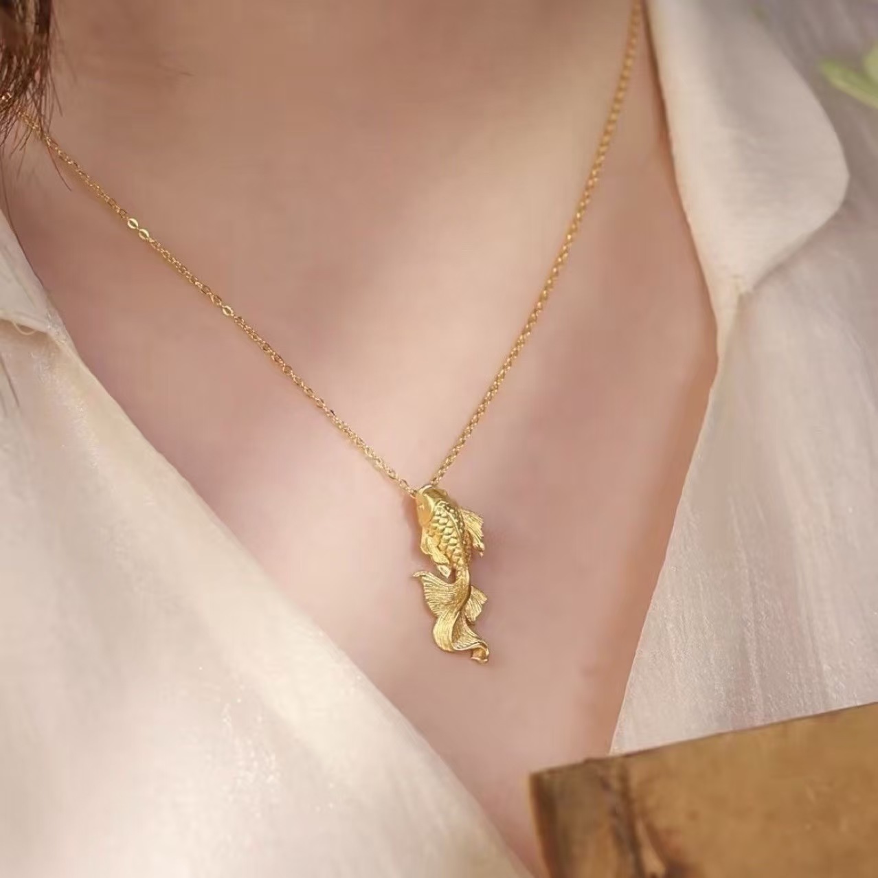 Collier carpe porte-bonheur plaqué or, bijou de niche à la couleur durable pour femme, pendentif carpe koï luxueux et léger haut de gamme_voghion.com