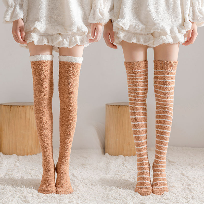 Cálidos calcetines universitarios japoneses de otoño e invierno de las mujeres largos sobre la rodilla calcetines altos JK calcetines de mujer de lana de coral engrosado alargado