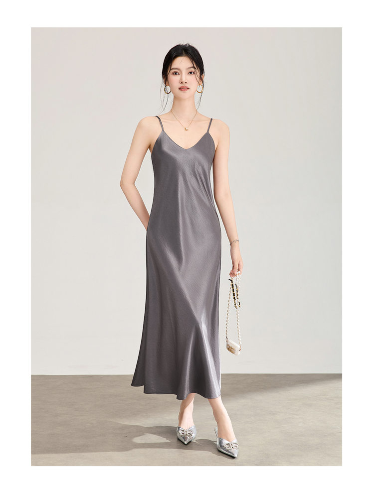 Đầm maxi nữ satin dáng suông, cổ yếm dây mảnh, thiết kế xéo cạnh — màu đen chi tiết 21