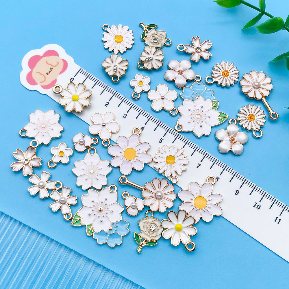 Colgantes de aleación con margarita y flor de cerezo esmaltadas