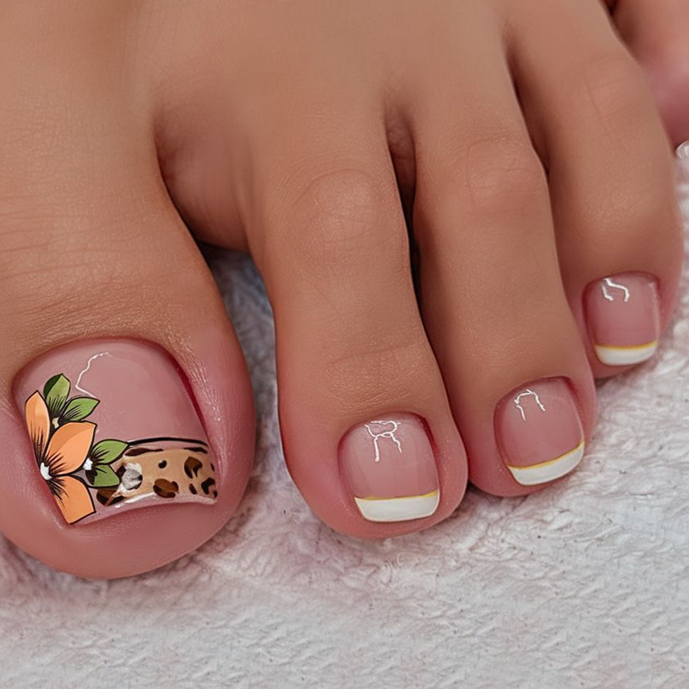 Tapa de uñas francesa con patrón de leopardo dulce y fresco
