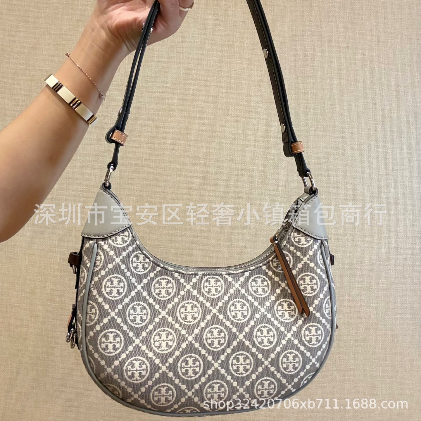 회색 모노그램 1