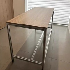 軽くて豪華なアルミニウムの形のコンピュータの机の書斎は机を書いて簡単に実木の長い条の机のデザイナーの事務室を書いてテーブルを相談します。