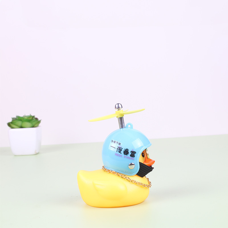 Broken Wind Duck Decoración de coche Adornos Red de coche con casco Tik Duck Little Yellow Duck Car Turbo Duck