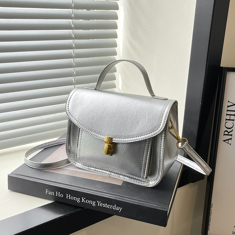Este año, la popularidad de la bolsa de correo retro para mujeres 2025 nuevo cuero blando hombro simple bolso de mano universal