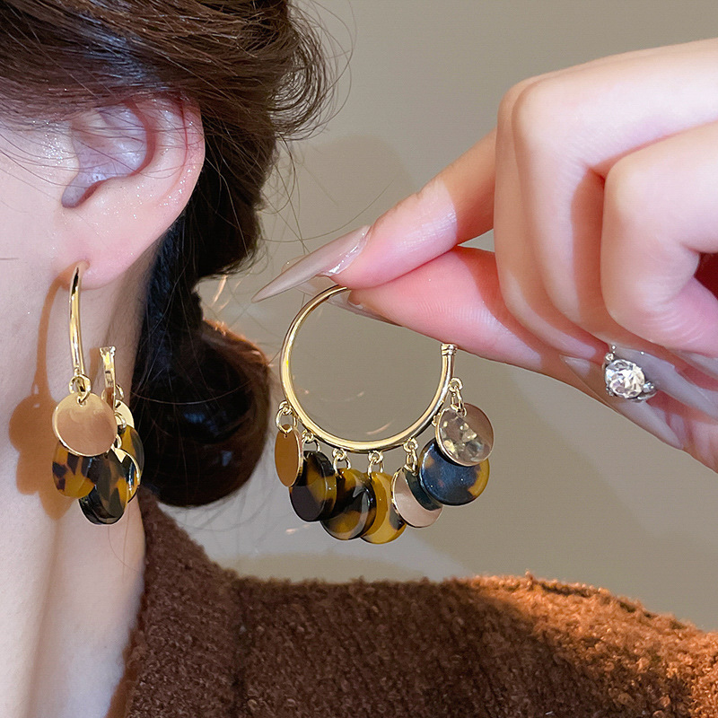 Retro Merrade curry plata aguja pendientes de moda versátil Hong Kong aretes de estilo ligero lujo alta sensación otoño invierno pendientes