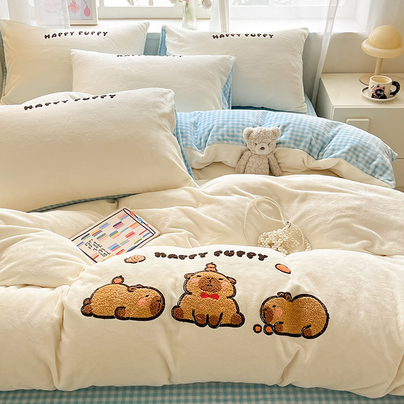 Cama de toalla lindo bordada de seda de leche con cuatro piezas, ropa de cama de seda de invierno, sábanas de coral con tres piezas