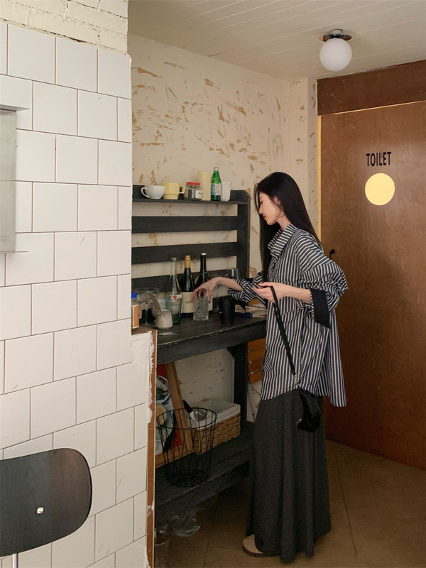 リラックスポロカラーストライプ長袖シャツ女性のための 2025 夏の新しいレトロなルーズミッドレングスカーディガントップ|undefined