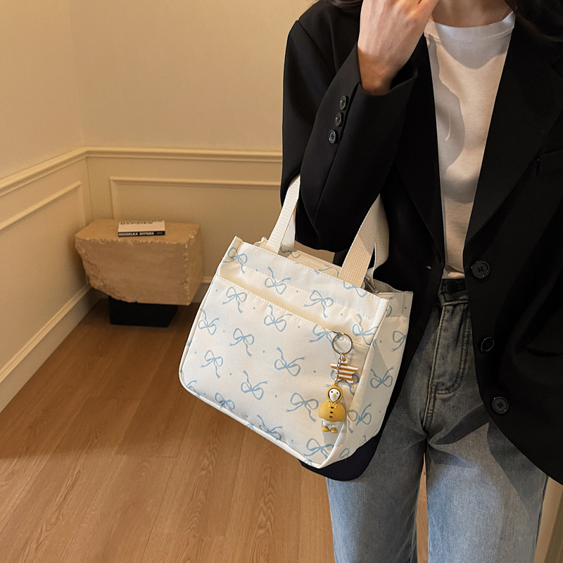 Wholesale fashion bento bag new daily lightweight handbag Korean version high-quality travel and business versatile handbag