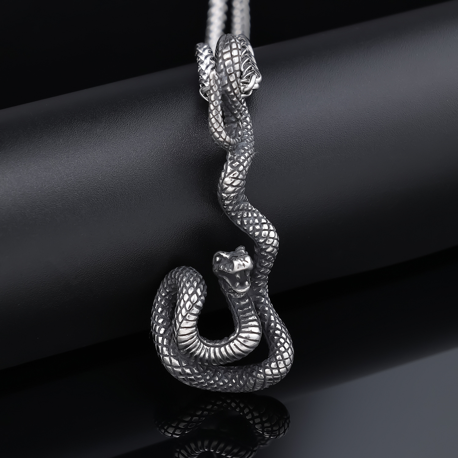 Cross-border europeo y americano hip hop colgante largo domineering serpiente en forma de joyería de los hombres de la vendimia personalizada collar de acero de titanio en stock