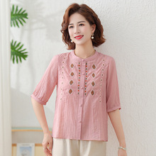 高档洋气妈妈夏季带扣子开衫中老年人刺绣上衣中年妇女透气性套装