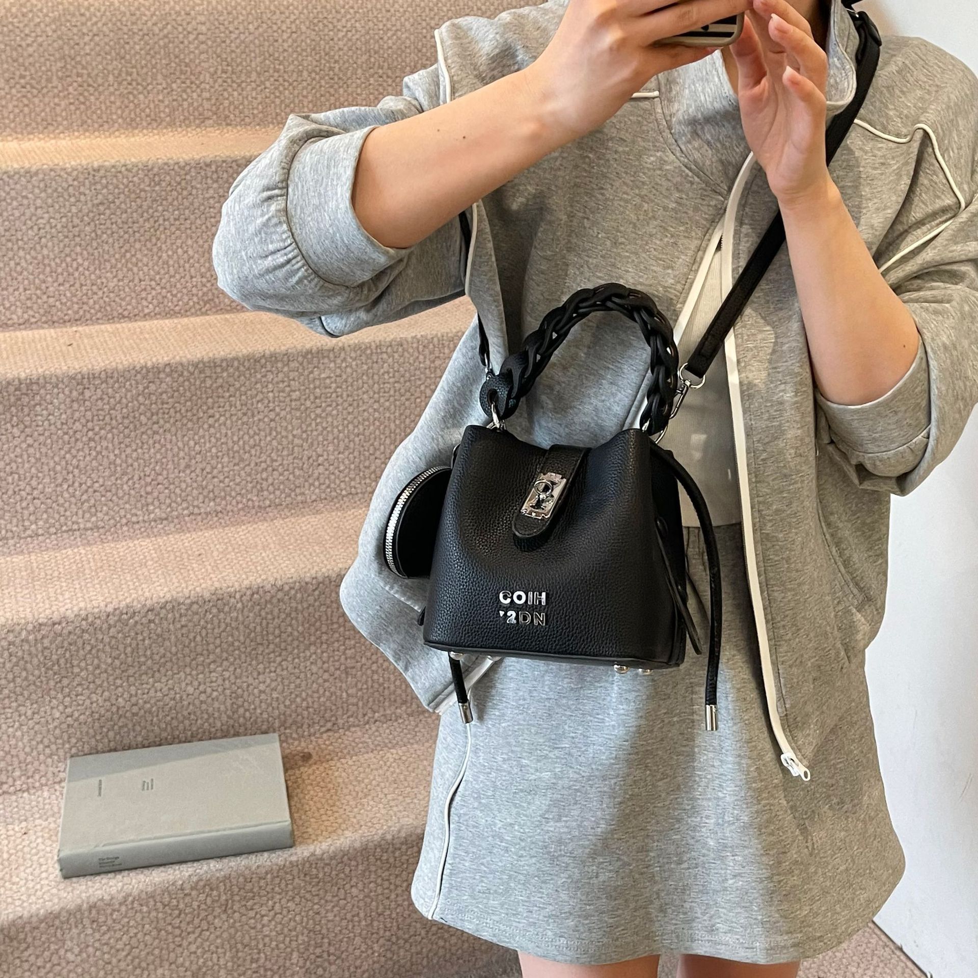 Bolso de mano de color de contraste retro 2025 nuevo bolso de hombro simple de moda de nicho casual bolso de mensajero de viaje de todo fósforo