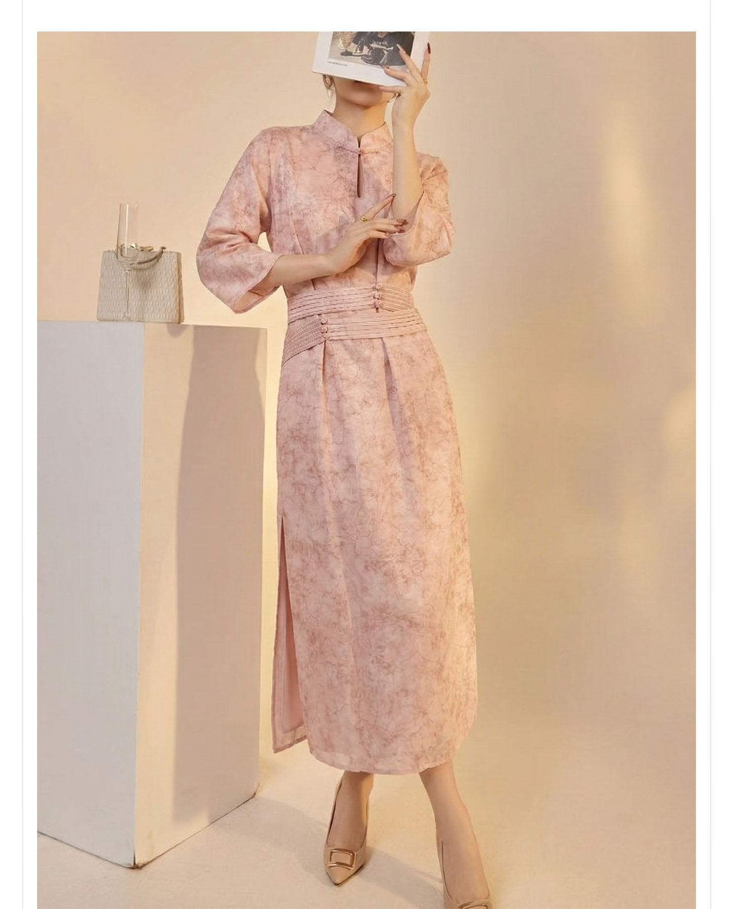 Đầm maxi nữ thắt eo thiết kế jacquard họa tiết hoa văn cổ điển, tay ngắn, cổ đứng — màu hồng chi tiết 12