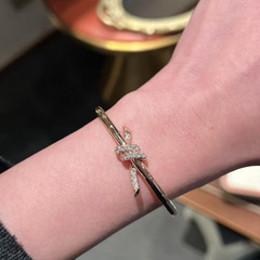 ジルコンメタル光沢のある結び目バックルブレスレットニッチハイエンドブレスレット新しいファッション多用途パーソナライズされた女性用ハンドジュエリー
