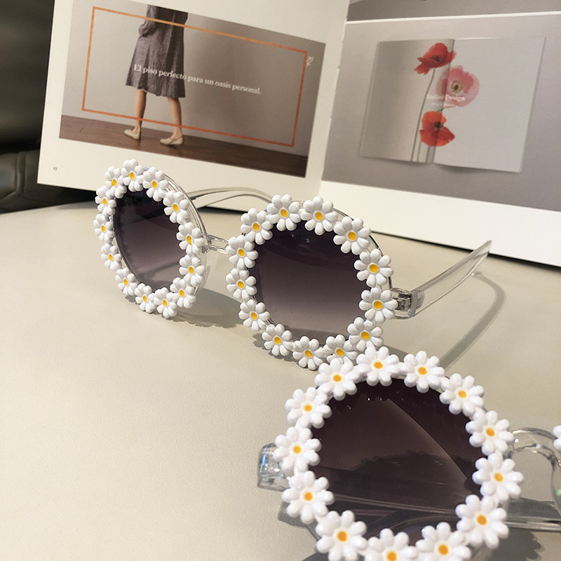 Wholesale Small Daisy Round Frame Sunglasses Nihaojewelry display picture 5