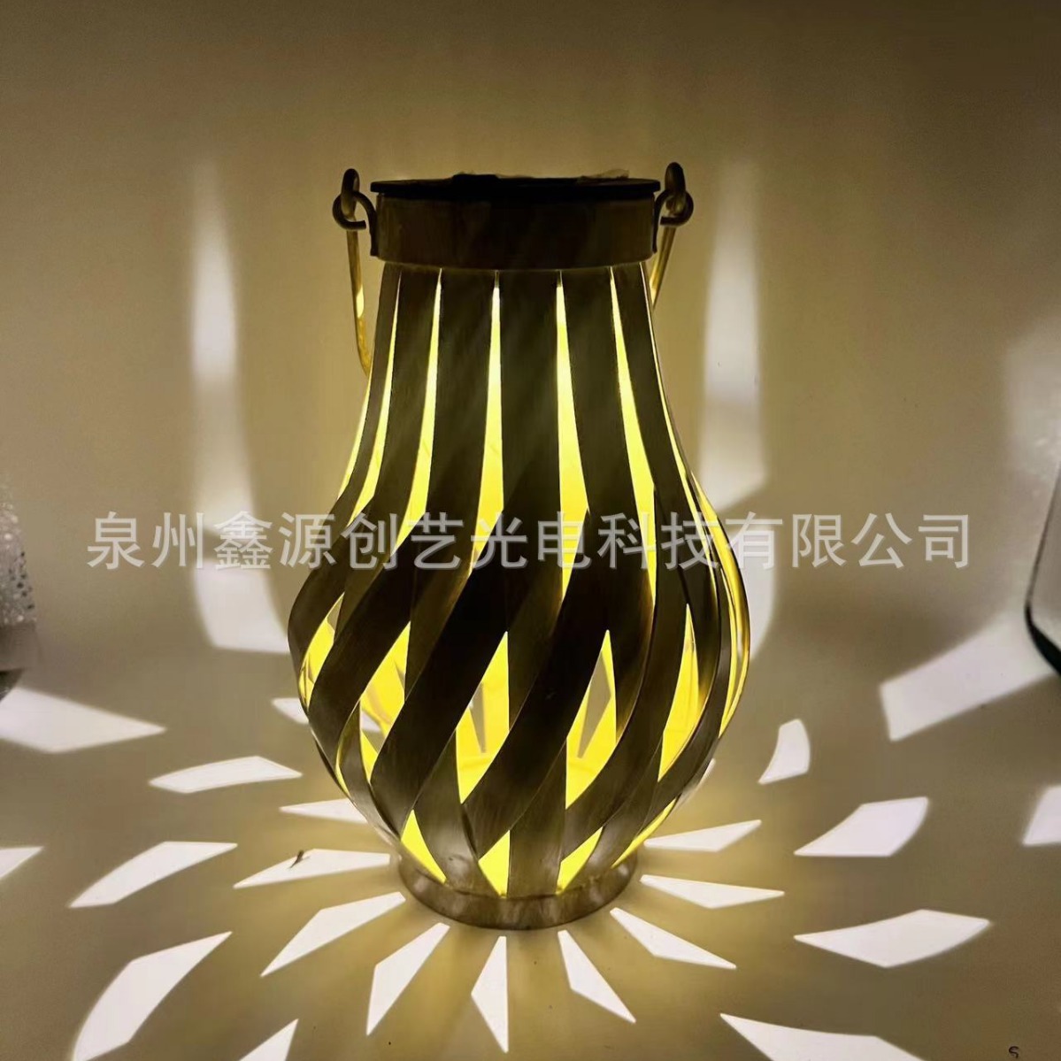 공장 직접 아마존 뜨거운 판매 태양 광 야외 방수 철 등나무 와인 병 잔디 안뜰 정원 전망