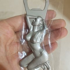 ビキニの美人の栓抜きの冷蔵庫は金属の栓抜きの個性のホテルのバーのビールの栓抜きを貼ります。