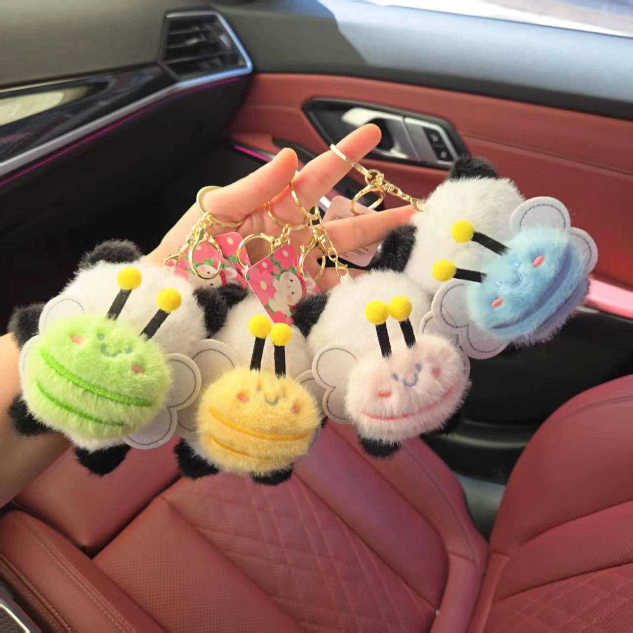 Красная панда с подвеской в ​​виде пчелы, плюшевая игрушка-кукла из базы Чэнду, такой же милый стиль.