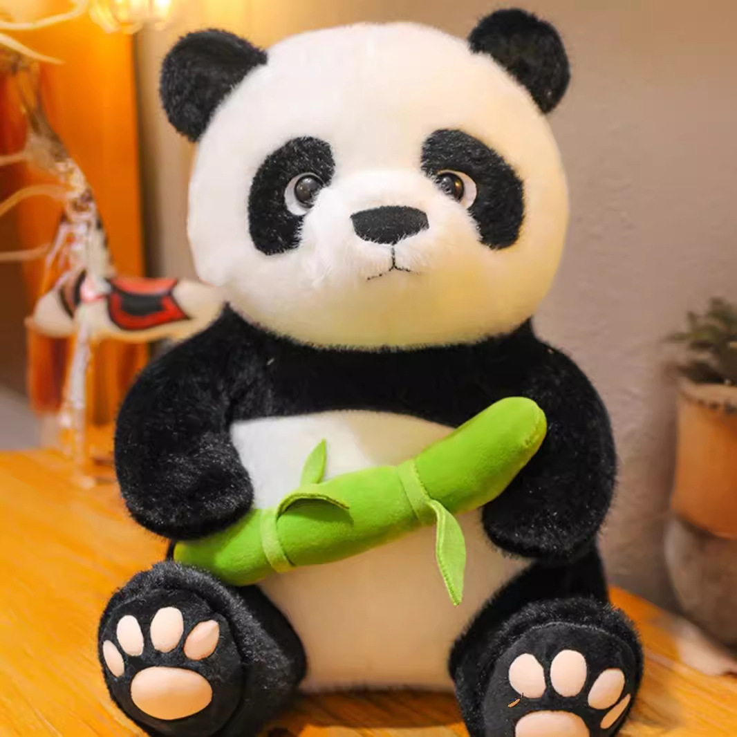 El nuevo panda gigante sostiene un muñeco de peluche de bambú, una muñeca, un regalo para un novio y una novia, un recuerdo de Chengdu