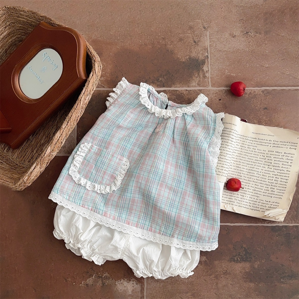 Traje pequeño de estilo occidental de la luna pequeña 2025 chaleco de encaje de verano lindo conejo bebé salir traje de dos piezas