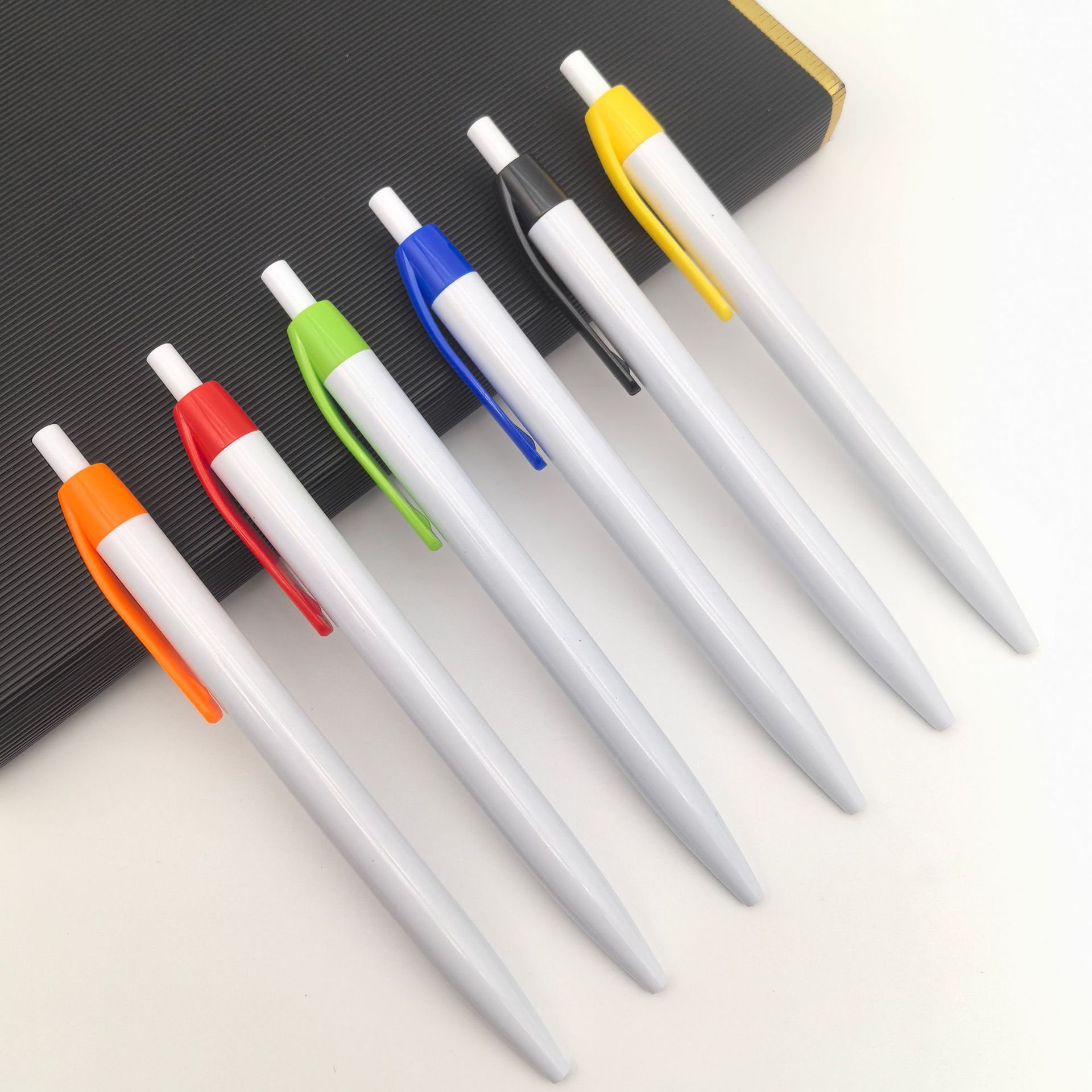 Bolígrafo publicitario personalizado bolígrafo publicitario blanco bolígrafo de plástico simple bolígrafo de plástico bolígrafo de hotel de oficina bolígrafo de plástico