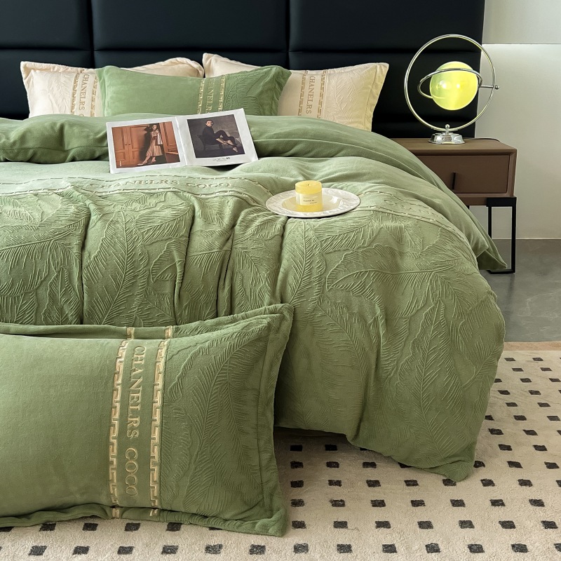 Personalizado engrosado leche de cama de cuatro piezas lujoso tallado y cama de camisa de coral brida sábanas de cama