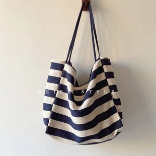 Capacious fashionable shoulder bag, city style