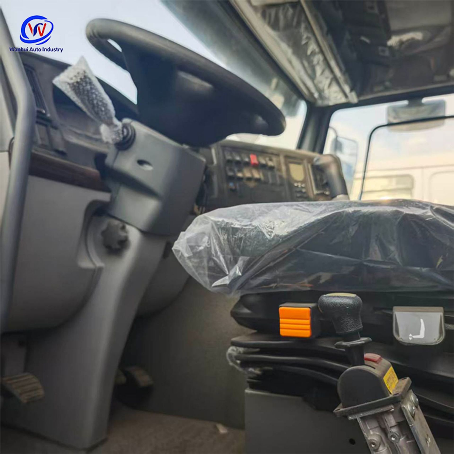In-stock supply of HOWO heavy-duty truck, HOWO rear eight-wheel dump truck, mining self-unloading engineering vehicle, 20-cubic-meter large box, for Africa