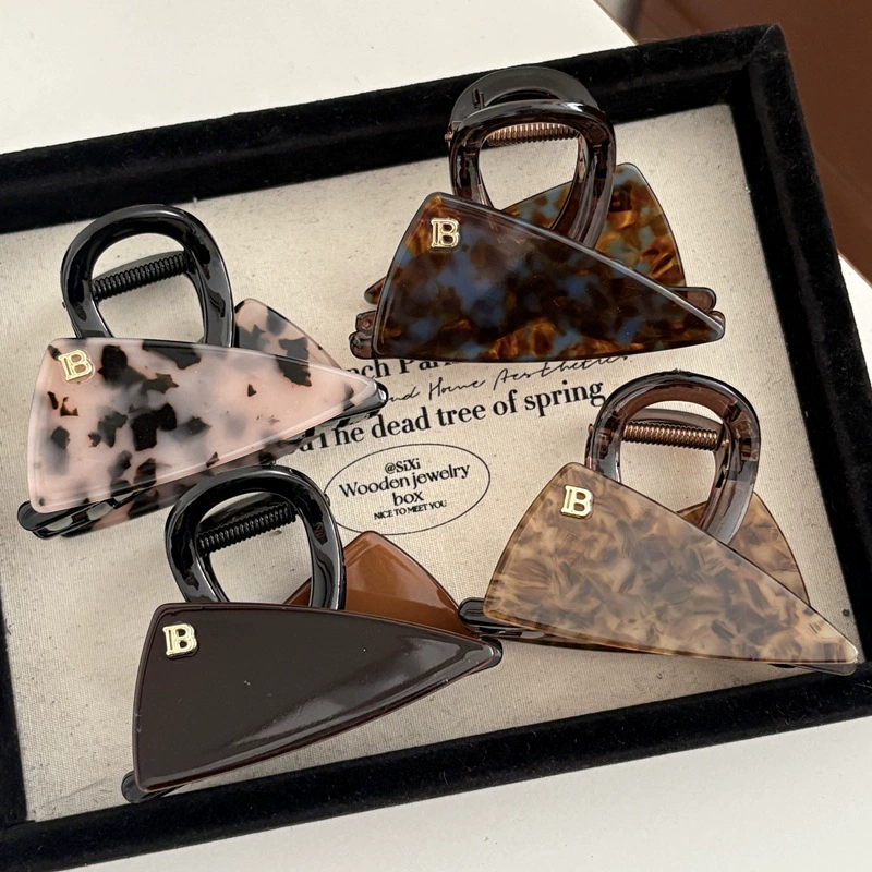 Изысканный ретро-акула/платформа? Но must translate accurately: "Sophisticated retro shark, crab pin, South Korea, light luxury style, high-quality style" -> "Изящная ретро-акула, заколка-краб, Южная Корея, стиль легкой роскоши, стиль высокого качества"