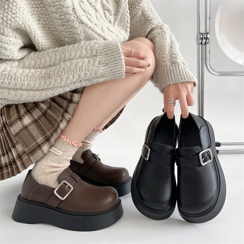 Zapatos de cuero pequeños estilo británico retro negro mate para mujer, nuevos modelos 2026 de primavera y otoño, zapatos Birkenstock versátiles de suela gruesa.