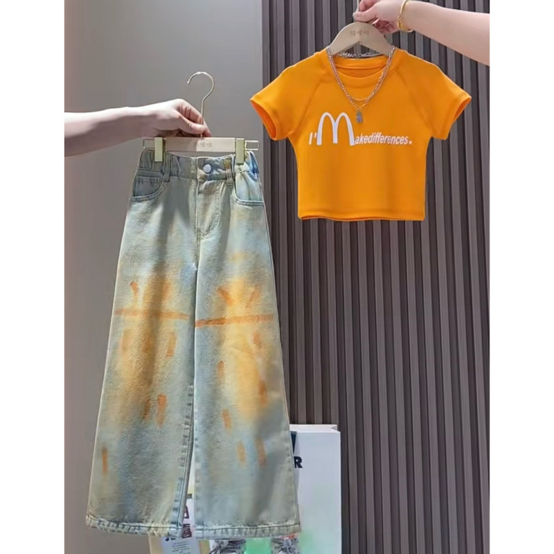 m 프린트 반팔 티셔츠 + 그래피티 청바지