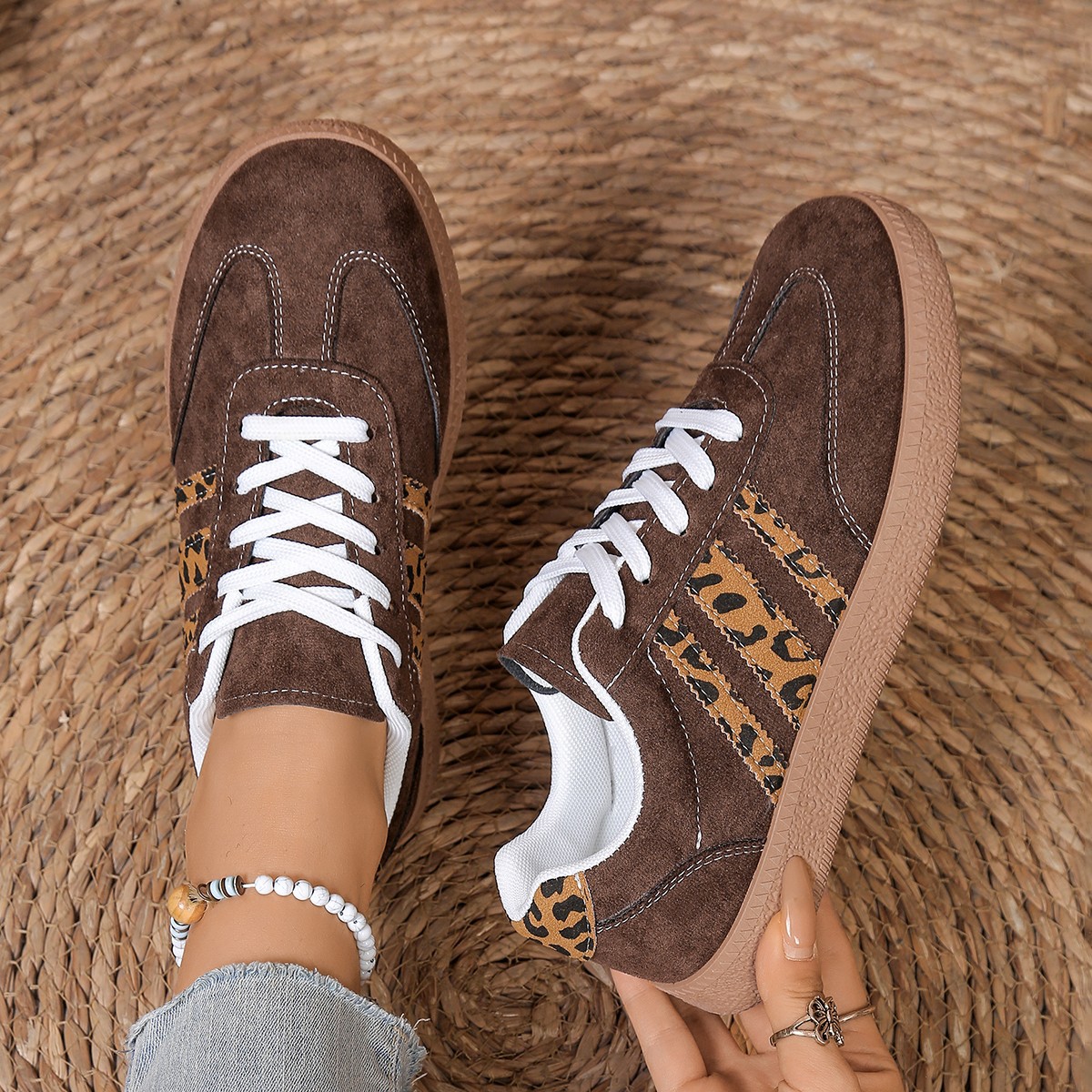 Zapatos de entrenamiento de base plana para mujeres 2025, primavera y otoño, zapatos de skate de comercio exterior de tamaño grande, zapatos casuales de moda, zapatos blancos para mujeres